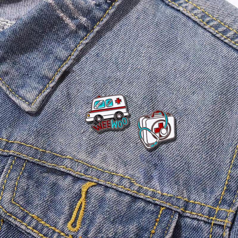 Новые модные броши Мультяшная больница Медицинская серия Медсестры Врачи Булавки Аптечка первой помощи Термометр Декоративные значки Брошь