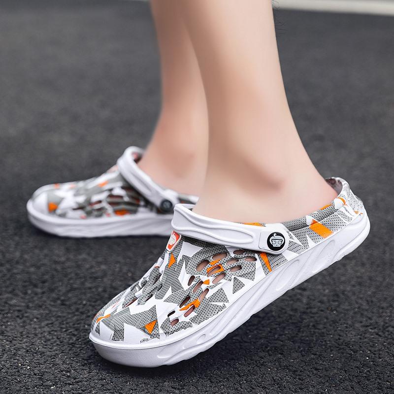 Fashion New Fashion Slippers Men Clog Sandals Comfortable Breathable Beach Sandals Men Women Clogs Slippers Soft Bottom Men Garden Shoes