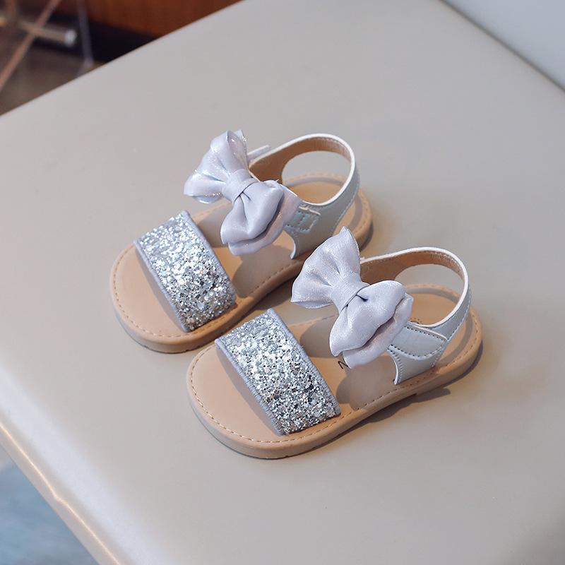 Повседневные сандалии на плоской подошве для девочек, летние новые детские сандалии принцессы с бантом, модные сандалии с мягкой подошвой для детей с открытым носком, пляжные сандалии с пайетками