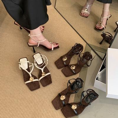 Лето 2025 Новые замшевые туфли с квадратным носком, металлической пряжкой, коротким каблуком-стилетто и праздничными римскими сандалиями