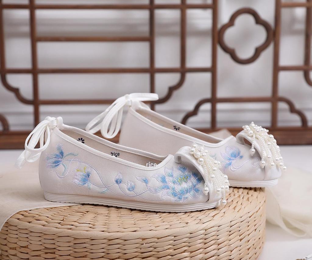 [Manzhu] 2023 New Red Beaded Xiuhe Hanfu Shoes with Velvet-Lined Round Toes for Weddings