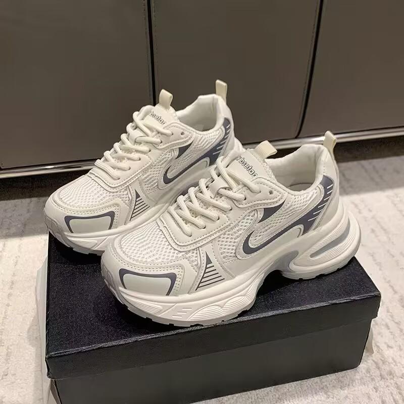 Популярные сетчатые дышащие кроссовки на толстой подошве для женщин, новинка 2025 года, весенняя спортивная женская обувь для отдыха, визуально уменьшающие кроссовки для бега