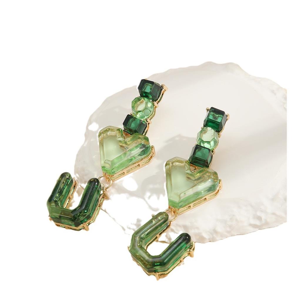 Модные серьги-сердечки необычной формы с вышивкой