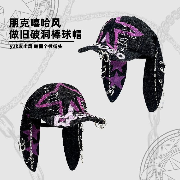 Темная панк-горячая девушка фотографируется в кепке-snapback y2K Джинсовая бейсболка в стиле постапокалипсиса с ушками кролика и дырками