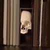 Готические журналы Подставка для книг Декор полки Череп Держатель для книг на полку Подглядывающий монстр Скульптура для дома, офиса и декора на Хэллоуин