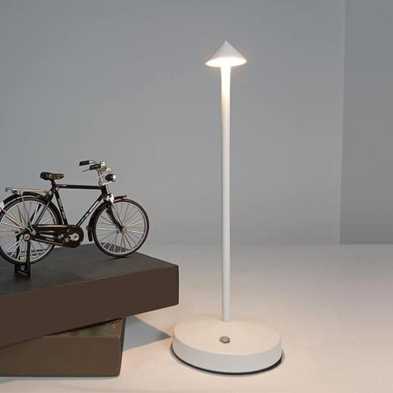 Настольная лампа из металла с питанием от батареек, сенсорное управление, без мерцания, регулируемая яркость, нескользящий дизайн, современная беспроводная прикроватная лампа