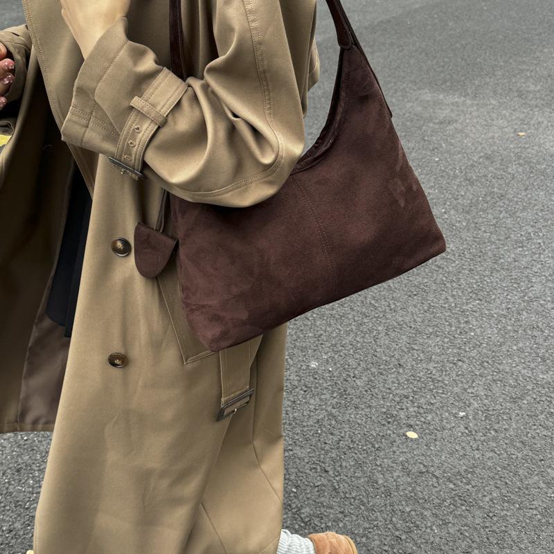 Замшевая сумка женская большой вместимости 2025 новая осенне-зимняя матовая ретро на плечо под мышку сумка-тоут для поездок