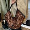 Retro Large-capacity Leopard Print Bag Women's 2025 New Autumn and Winter Commuter Shoulder Bag Tote Bucket Bag