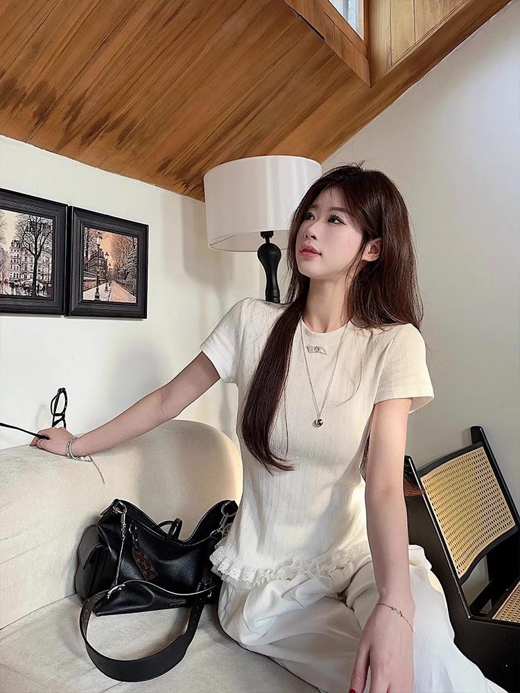 Женская приталенная трикотажная футболка в корейском стиле с оборками и кружевной отделкой