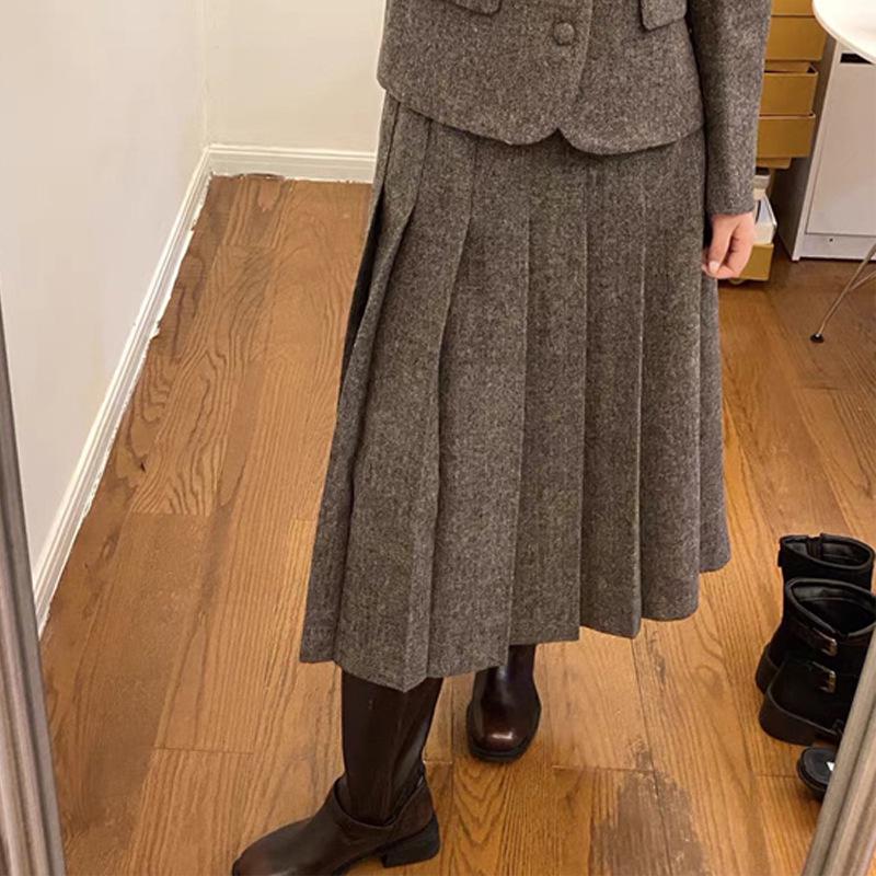 Шикарный комплект из шерстяного короткого пальто с узором «елочка» и плиссированной юбки для женщин