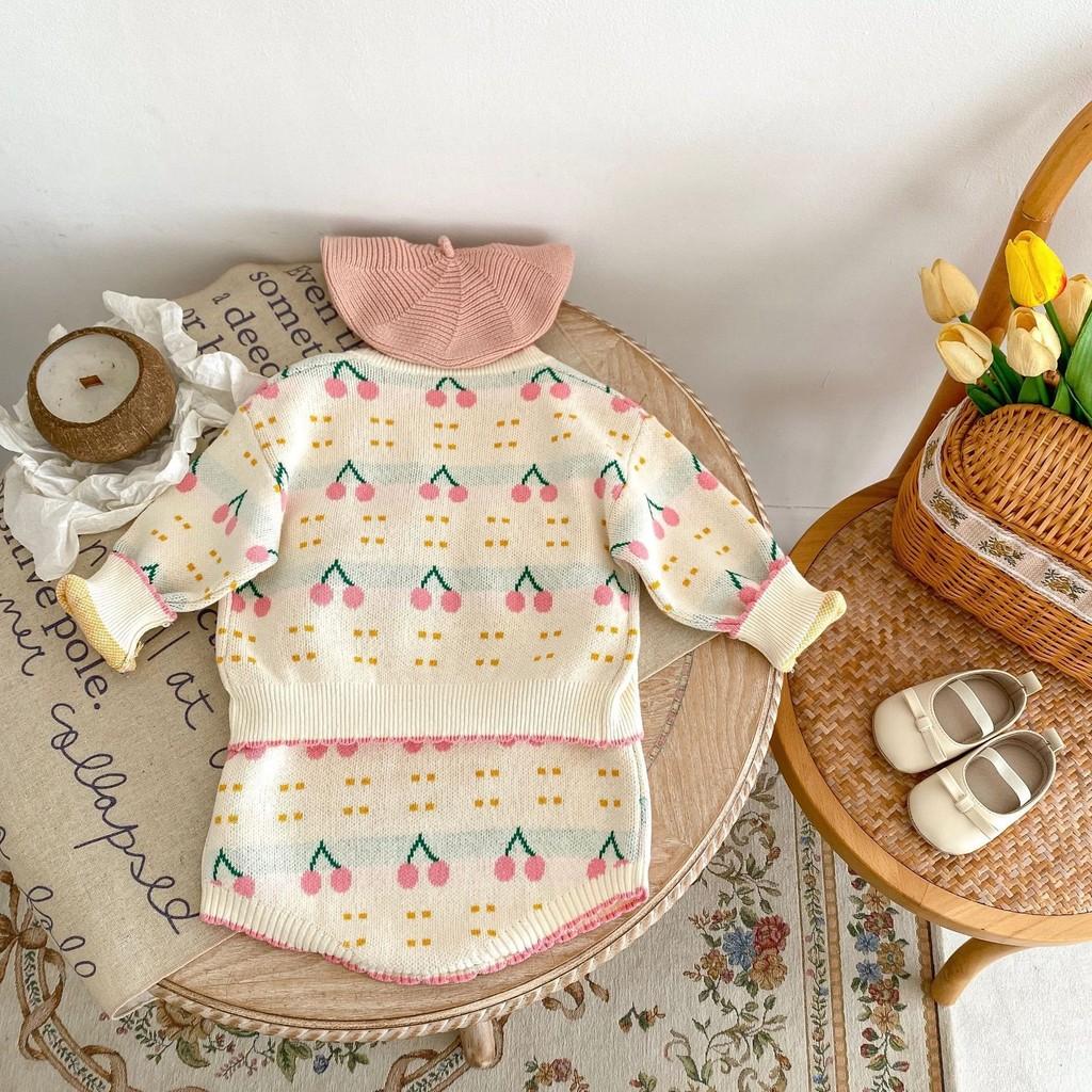 Очаровательный вязаный комплект для девочки с вишневым узором: куртка и ромпер для осени 2023