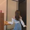 Весна/Лето 2024 Женский укороченный топ на одно плечо с рукавами-фонариками