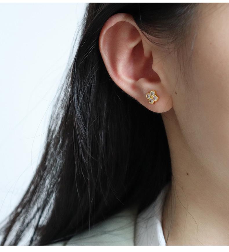 Элегантные серьги-клевер из цветного циркона – Роскошный миниатюрный дизайн для универсальной носки