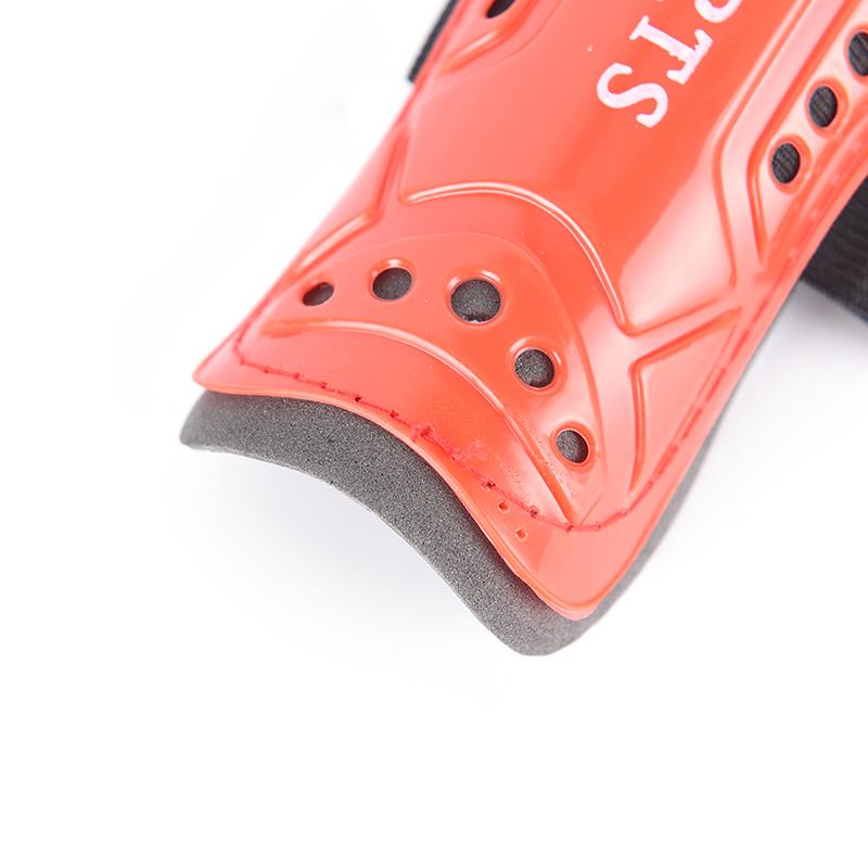 Практичная футбольная защита для ног разных цветов