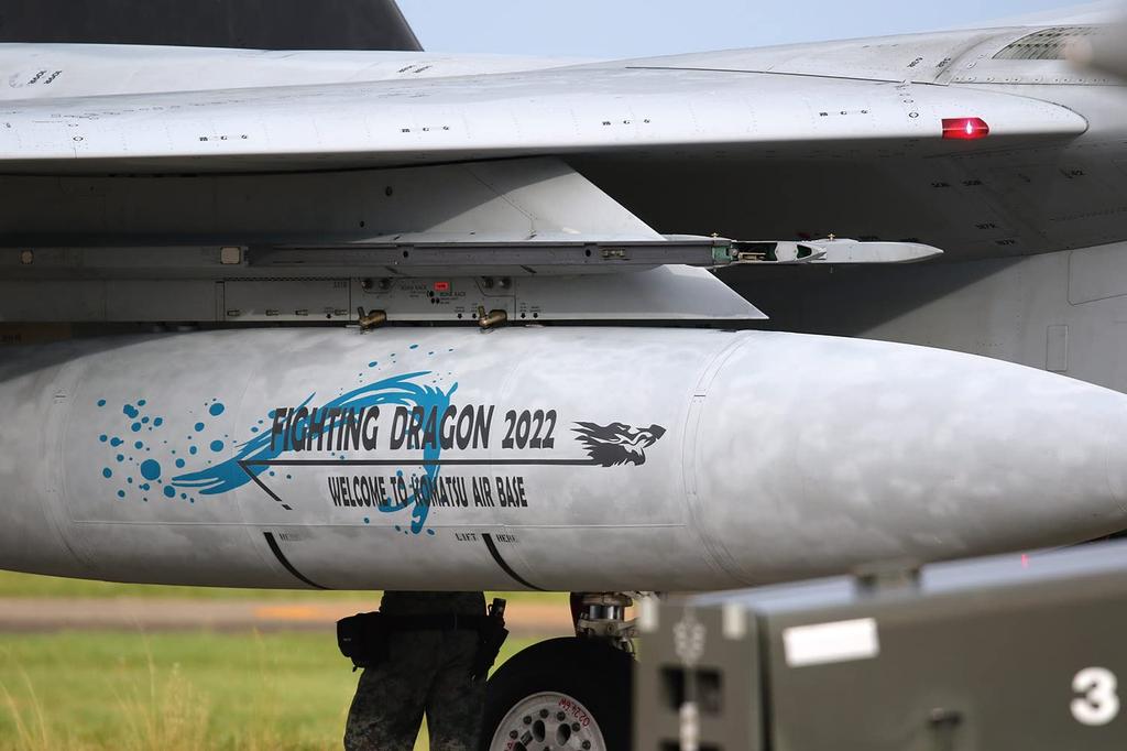 PLATZ Japan Air Force Eagle 303rd Squadron 2022 Komatsu Air Base Air Show Памятная окрашенная модель самолета из пластика, литая цветная 1/72 Самооборона