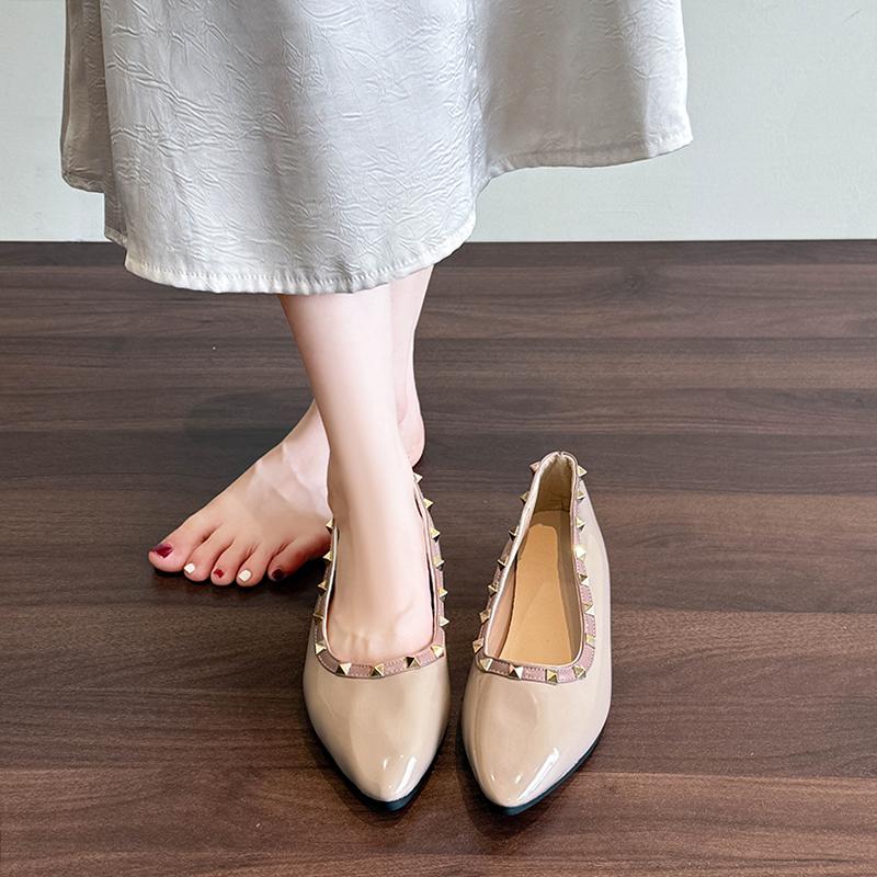 Модные туфли на скрытой платформе 5 см, с заклепками, с вырезом, телесного цвета, с острым носком, из мягкой лакированной кожи, одинарные, в французском стиле, для женщин