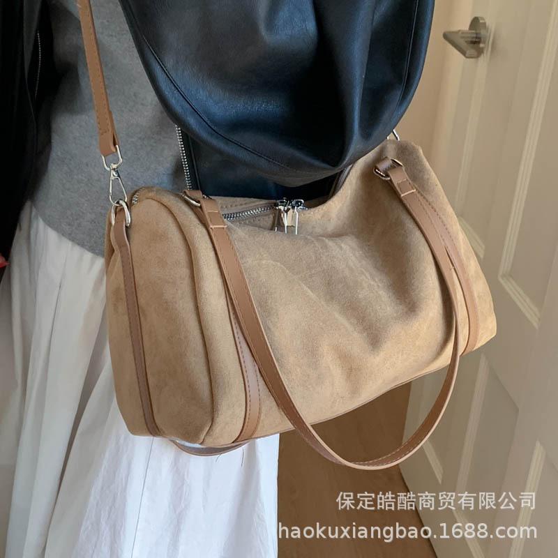 Сумка большой вместимости 2025 новая трендовая ретро универсальная модная сумка через плечо с высоким чувством стиля замшевая сумка-мессенджер для通勤