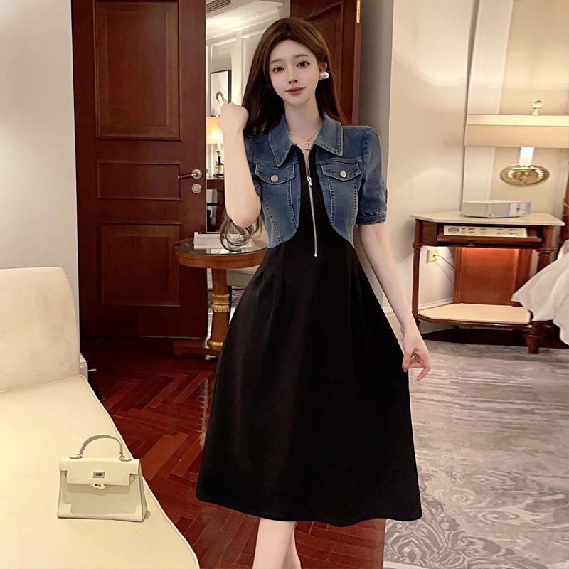 Женское джинсовое платье-футляр с рукавами-фонариками и узкими вставками из искусственной кожи