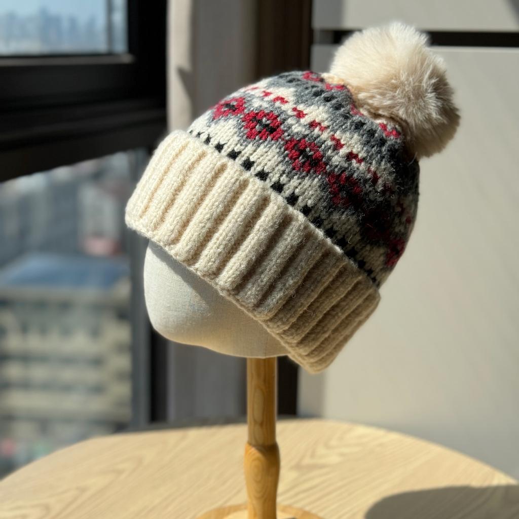 Рождественская шерстяная шапка Fair Isle для женщин, зимняя теплая и милая шапка с меховым помпоном для защиты ушей, модная холодная шапка