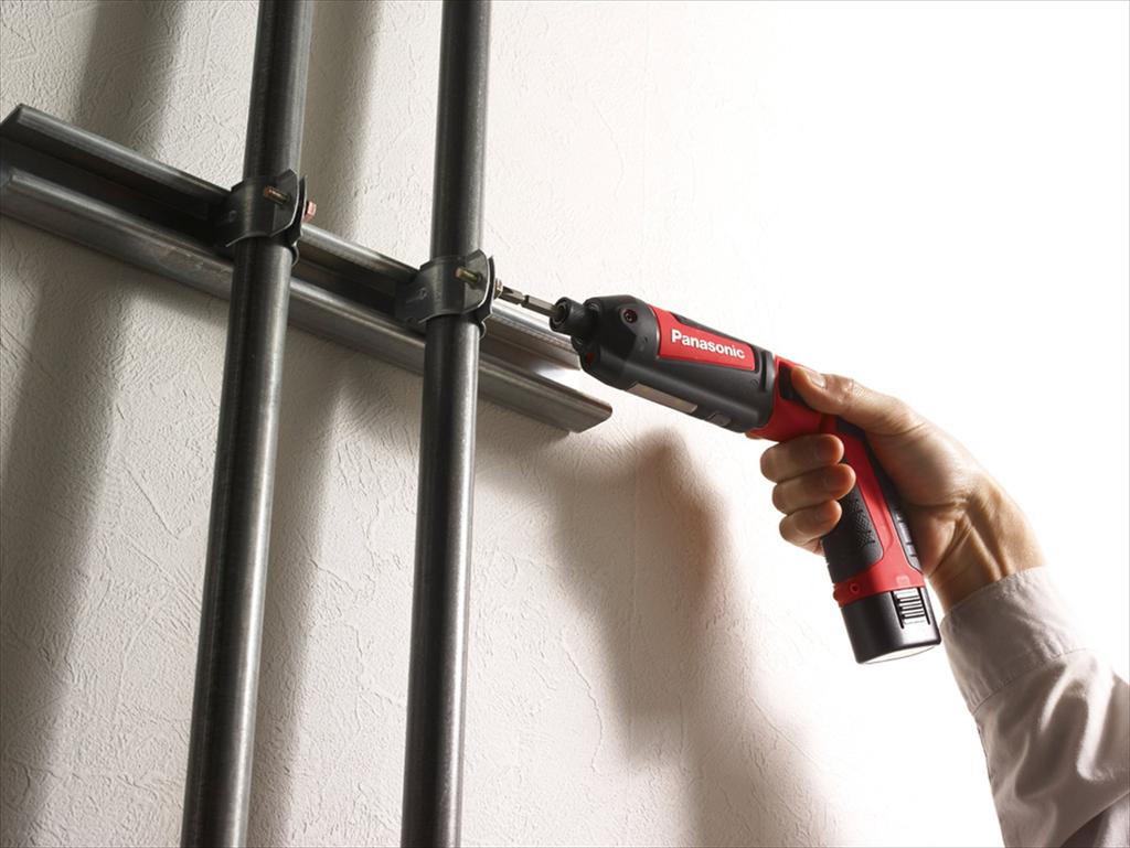 Аккумуляторный ударный шуруповерт Panasonic Charging Stick x Крутящий момент Широкий луч Светодиодная подсветка Черный 7,2 В (1.5Ач 2/зарядное устройство/чехол в комплекте) 25Н·м EZ7521LA2S-B