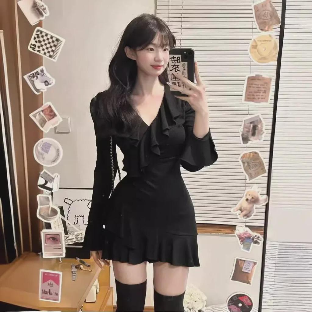 Chic V-Neck Ruffled Knitted Dress - Sexy Little Black Style for Fall/Winter