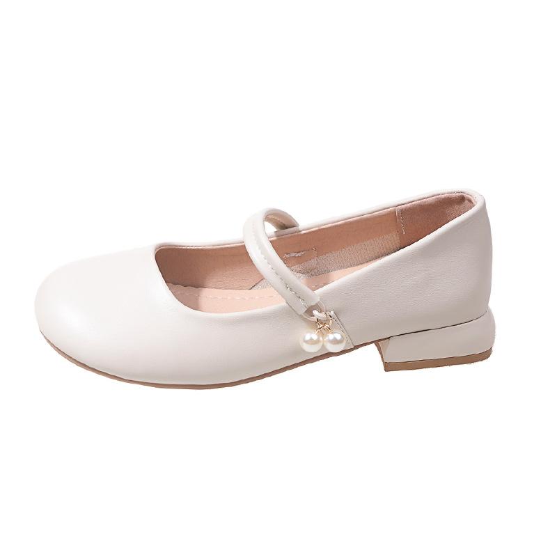 Французские ножки показывают маленькие туфли-лодочки, женские туфли на низком каблуке, весенние новые туфли с мелким вырезом и юбкой, маленькие кожаные туфли женские