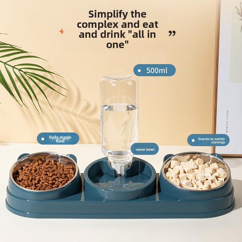 Двойная миска для кошек с наклонным краем оснащена автоматической поилкой и кормушкой для предотвращения ее опрокидывания.