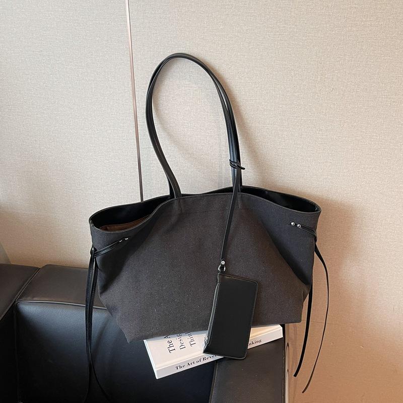 Сумка-тоут большой вместимости женская повседневная для работы под мышкой на плечо универсальная сумка для покупок нишевая с высоким чувством стиля