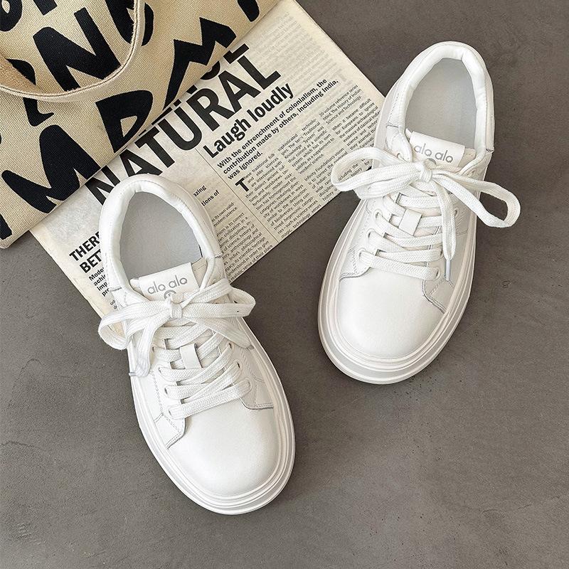 Маленькие белые туфли на толстой подошве с увеличением роста, женские осенние новые кожаные удобные туфли-маффины на толстой подошве с мелким вырезом, повседневные спортивные кеды