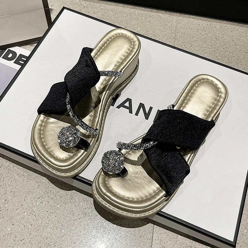 Мода 2024 года, новые домашние тапочки, туфли на платформе, женские блестящие шлепанцы, модные низкие летние желейные роскошные резиновые каблуки из искусственной кожи с копытами из ткани