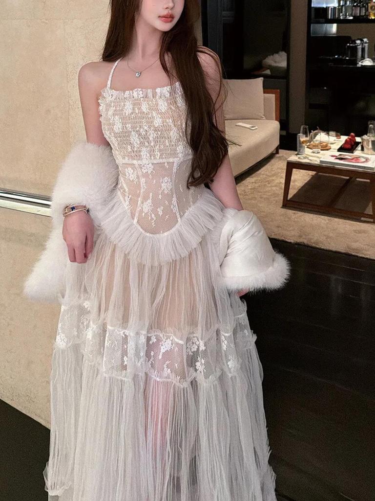 LIN BOUTIQUE Платье-халтер с кружевной отделкой и эффектом сияния воды