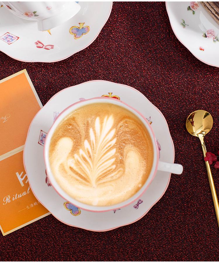 Кофейная чашка Алиса: Женский подарок на Новый год, День рождения, Свадьбу, Новоселье или для послеполуденного чая