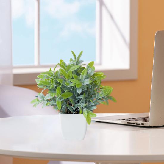 Привлекательные зеленые мини-орнаменты тонкой работы бонсай