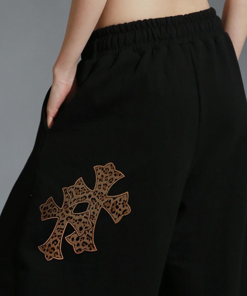 LIKE THE MOST Leopard Twin Cross Applique Training Pintuck Wide Pants_Black
