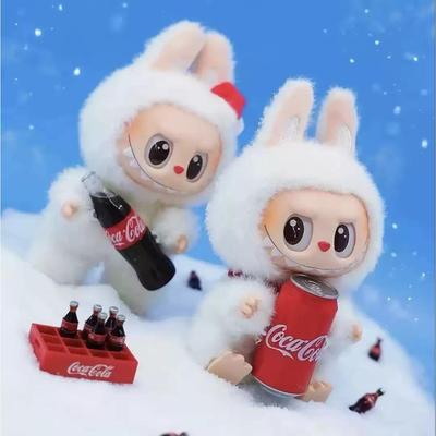 Виниловая фигурка Labubu Coca-Cola третьего поколения и плюшевый брелок-макарон «Сердцебиение»