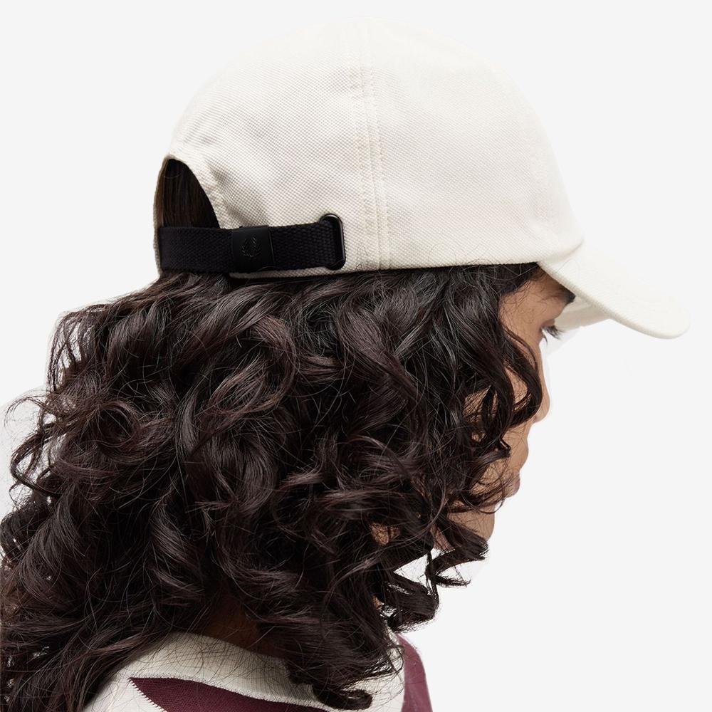 Fred Perry Классическая кепка из пике - Экрю/Бордовый Cfpu2536726-V84