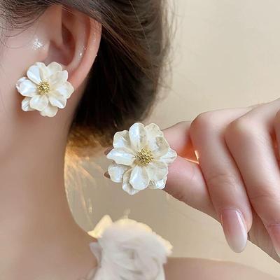 Белые акриловые серьги-пусеты в виде цветка для женщин, сложенные цветочные мотивы, корейская мода, милые лепестки, нерегулярные женские серьги 2026 новинка
