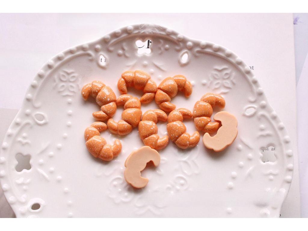 «Украшения ручной работы на тему еды»: Аксессуары для телефона в виде хлеба, яичного пирога и багета, материал для самостоятельного изготовления из смолы