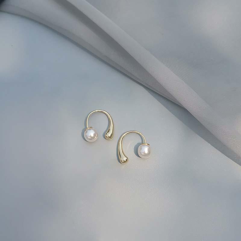 Элегантные серьги из металла и жемчуга: Нишевый дизайн для осени/зимы, легкий и шикарный холодный стиль для женщин