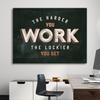 Чем усерднее работаешь, тем удачливее становишься - Вдохновляющие цитаты для офиса Настенное искусство на холсте Черно-белые позитивные аффирмации Декор для стен