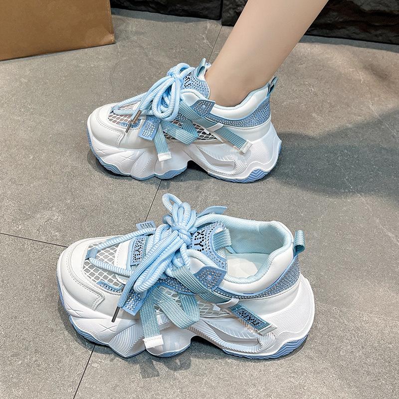 Small man wears platform dad shoes, women's new laces, fashionable and comfortable casual shoes, trendy sports shoes