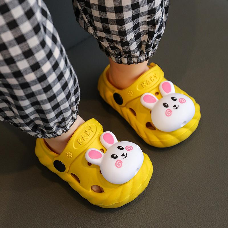 Children's summer cartoon clogs for boys and girls, suitable for indoor and outdoor wear, with a soft, non-slip sole and closed toe design