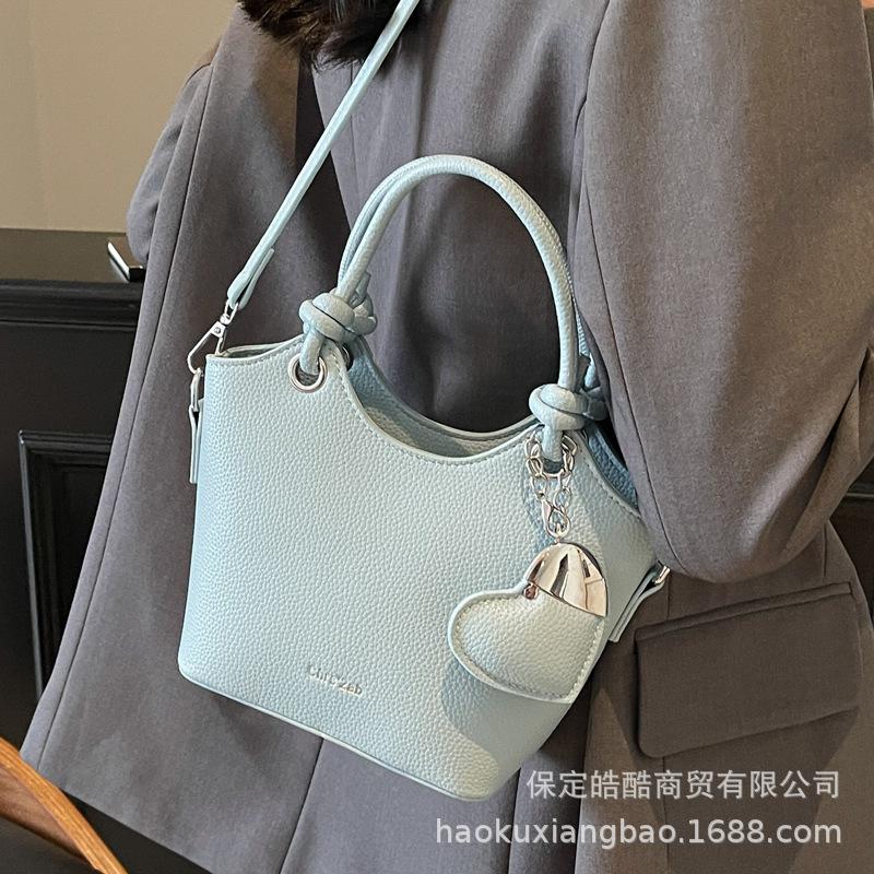 Летняя популярная маленькая сумка женская 2025 новая модная универсальная на плечо, сумка-мессенджер, супер огонь, портативная сумка-ведро