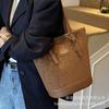 Ретро сумка женская большой вместимости 2025 новая осенне-зимняя повседневная на плечо под мышку популярная сумка-ведро для поездок в этом году