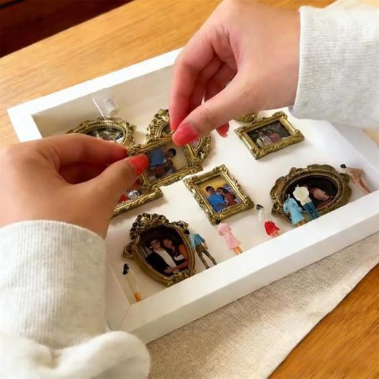 DIY Мини-музей в коробке с маленькими золотыми рамками Фигурками Лампами Фоторамкой Шкатулкой для воспоминаний Семьи Витрина для демонстрации Домашний декор