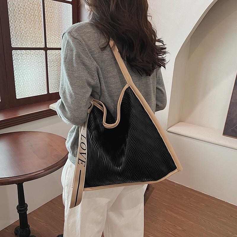 Модная плиссированная сумка большой вместимости женская 2025 новая универсальная сумка через плечо высококачественная текстура простая деловая сумка-тоут
