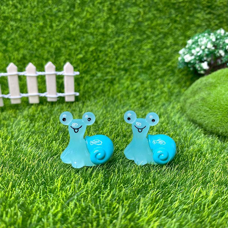 2Pcs Glowing Mini Snails Miniature Moss Micro Landscape Decoration Glow In The Dark Snails Figurines Fairy Garden Accessories