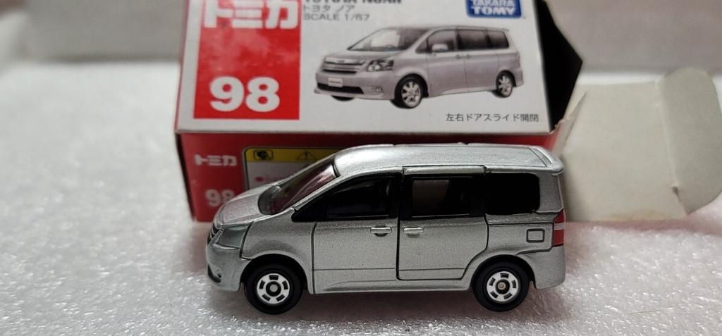 Миниатюрная машинка Tomica Toyota Noah