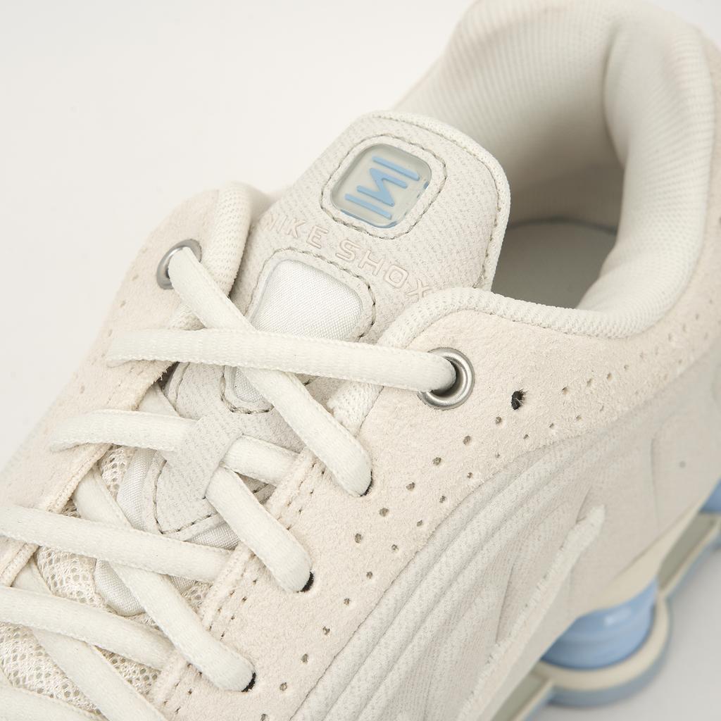 Nike Женские кроссовки Shox R4 SE Pale Ivory с изящным логотипом Swoosh кремовые светло-орехово-коричневые небесно-голубые IH3572-110