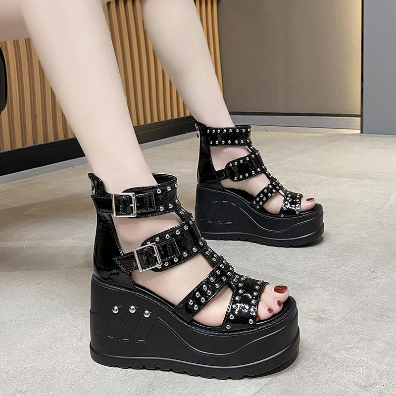 Модные 10-сантиметровые сандалии-клинья гладиаторы женские новые летние с открытым носком полые водонепроницаемые на платформе с заклепками увеличивающие рост римские сандалии панк-ботинки